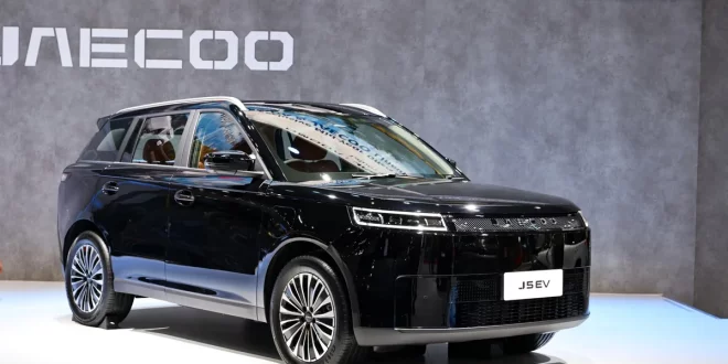 JAECOO J5 EV สีดำ จัดแสดงบนเวทีในมุมหน้าเฉียง