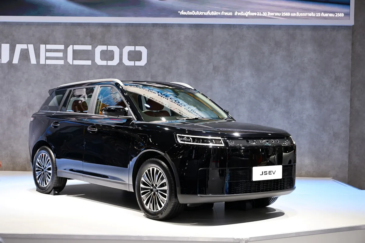 JAECOO J5 EV มุมหน้า 3/4 JAECOO J5 EV สีดำ จัดแสดงบนเวทีในมุมหน้าเฉียง