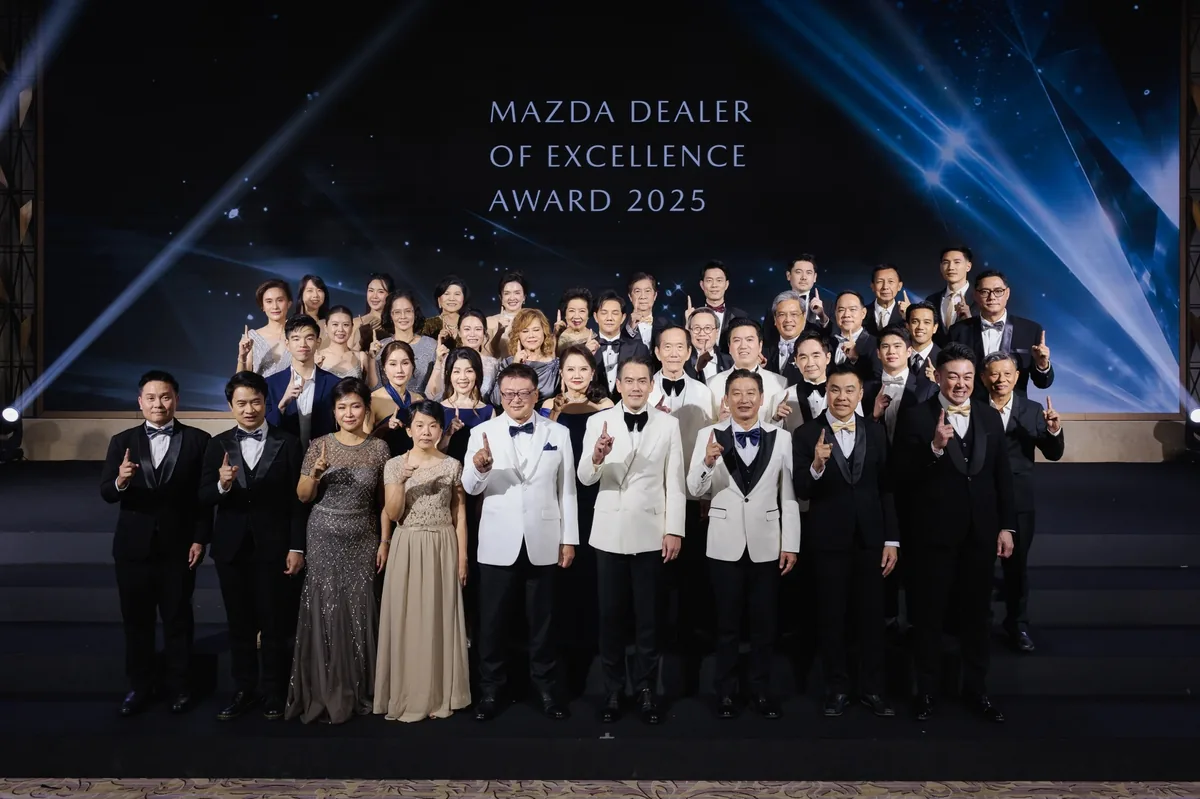ภาพหมู่งาน Mazda Dealer of Excellence Award 2025 ภาพหมู่ผู้ร่วมงานบนเวทีในงาน Mazda Dealer of Excellence Award 2025 พร้อมฉากหลังชื่อรางวัล