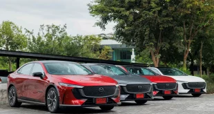 The All-Electric Mazda6e หลายคันหลายสีจอดเรียงกันกลางแจ้ง