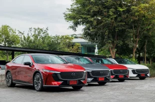 The All-Electric Mazda6e หลายคันหลายสีจอดเรียงกันกลางแจ้ง