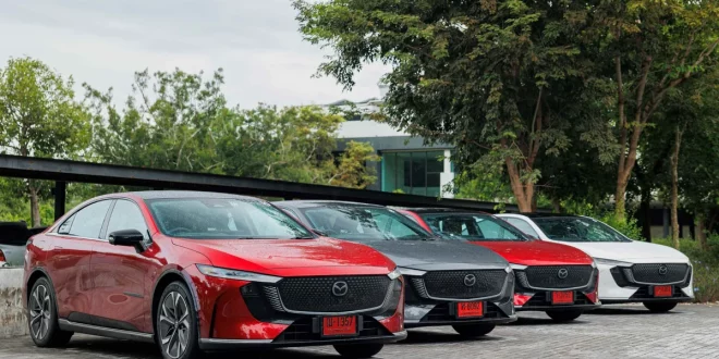 The All-Electric Mazda6e หลายคันหลายสีจอดเรียงกันกลางแจ้ง