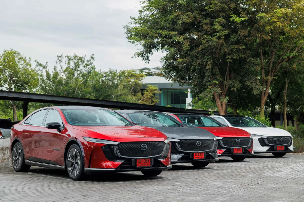 Mazda6e หลายคันจอดเรียงกัน The All-Electric Mazda6e หลายคันหลายสีจอดเรียงกันกลางแจ้ง
