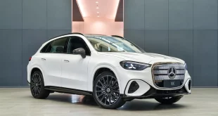The all-new electric GLC สีขาว มุมด้านหน้าเฉียง เห็นตัวรถและกระจังหน้าชัดเจน