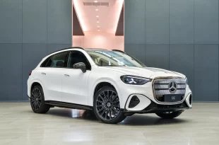 The all-new electric GLC สีขาว มุมด้านหน้าเฉียง เห็นตัวรถและกระจังหน้าชัดเจน