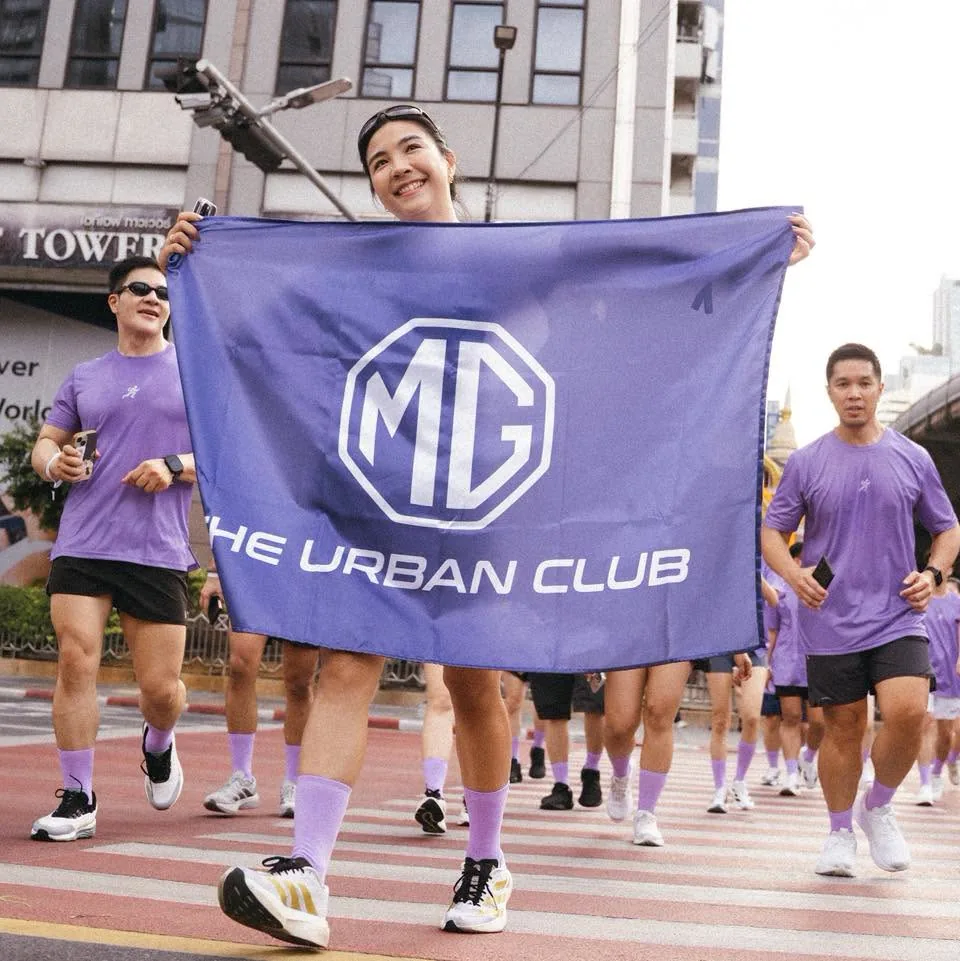 THE URBAN CLUB CITY RUN พร้อมธงกิจกรรม ผู้เข้าร่วมกิจกรรม MG THE URBAN CLUB CITY RUN วิ่งพร้อมธง THE URBAN CLUB