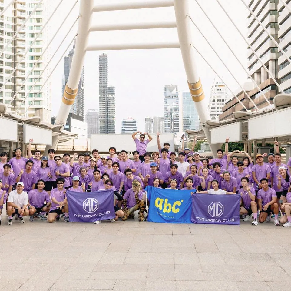 MG THE URBAN CLUB CITY RUN กลุ่มผู้เข้าร่วมกิจกรรม MG THE URBAN CLUB CITY RUN ถ่ายภาพร่วมกันในบรรยากาศเมือง