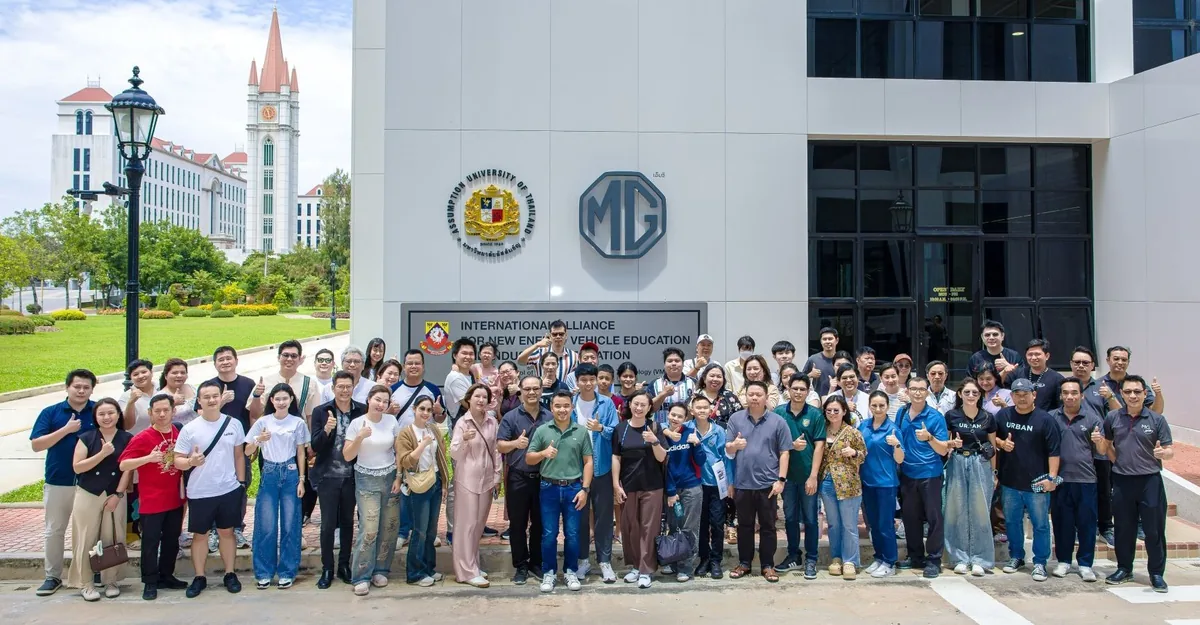 ผู้เข้าร่วม MG URBAN UP SKILL & WORKSHOP ผู้เข้าร่วมกิจกรรม MG URBAN UP SKILL & WORKSHOP ถ่ายภาพร่วมกันบริเวณอาคารจัดกิจกรรม