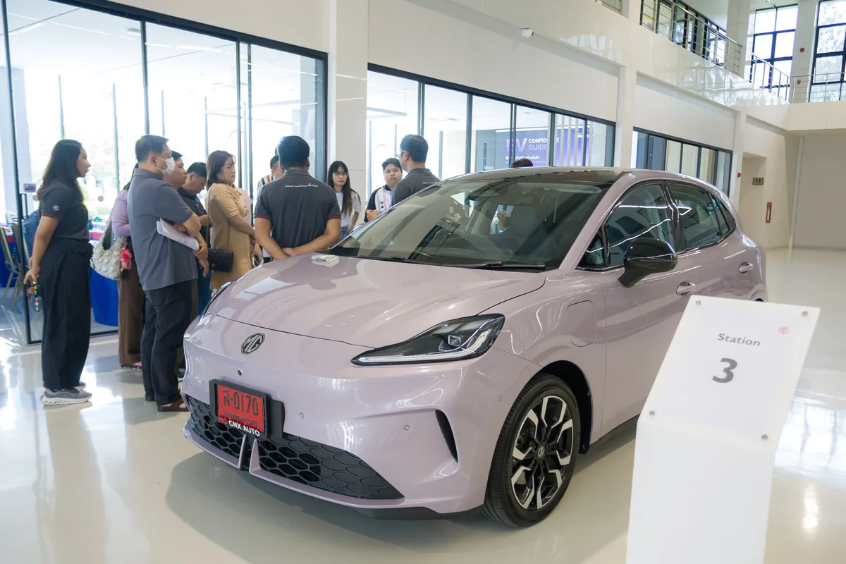 MG URBAN ในเวิร์กชอป Station 3 MG URBAN ภายในสเตชัน 3 ของกิจกรรม MG URBAN UP SKILL & WORKSHOP พร้อมผู้เข้าร่วมเรียนรู้การใช้งานรถ