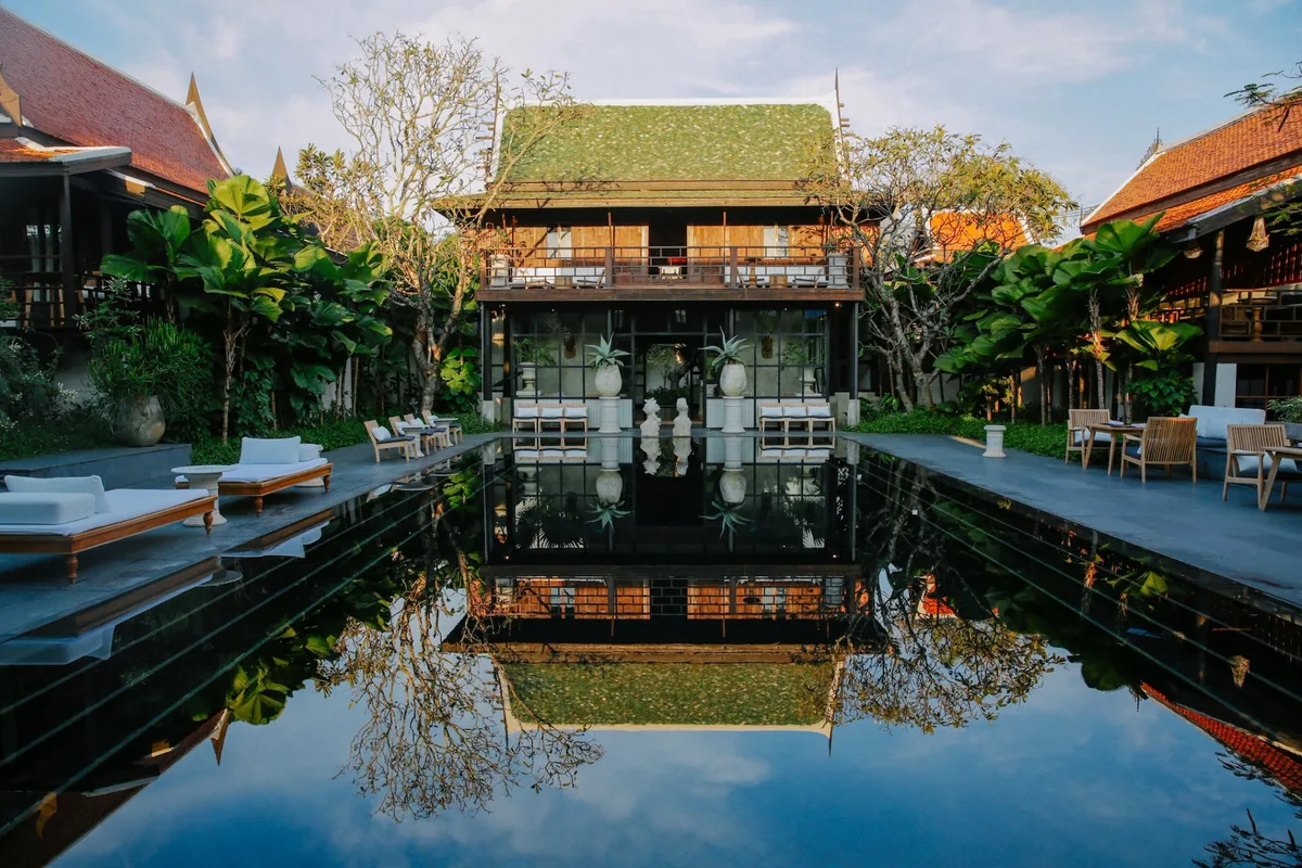 วิลล่า มหาภิรมย์ ระดับหนึ่งกุญแจมิชลิน อาคารเรือนไทยและสระน้ำภายในวิลล่า มหาภิรมย์ โรงแรมระดับหนึ่งกุญแจมิชลิน