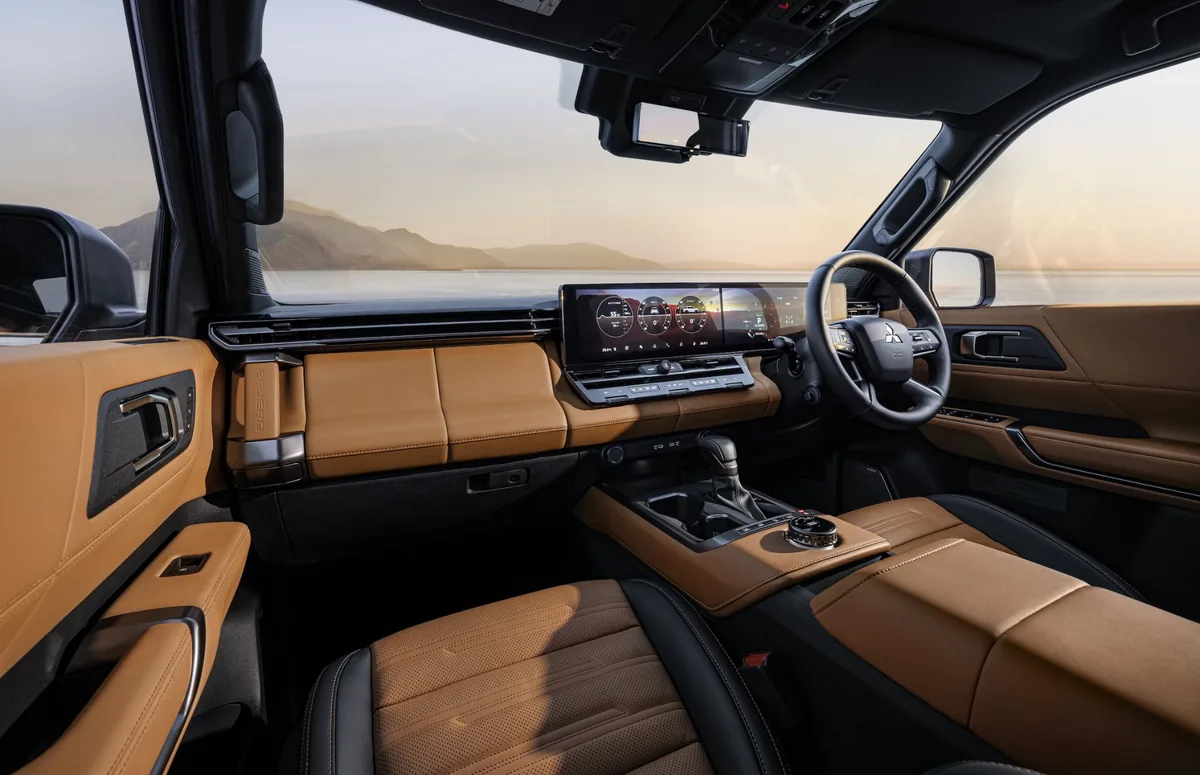 ห้องโดยสาร All-New Mitsubishi Pajero ห้องโดยสารด้านหน้าของ All-New Mitsubishi Pajero พร้อมจอแสดงผลและคอนโซลกลาง