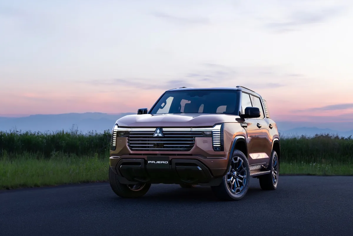Mitsubishi Pajero ใหม่ มุมหน้า 3/4 มิตซูบิชิ ปาเจโร ใหม่ มุมหน้า 3/4 จอดบนถนนในช่วงแสงเย็น