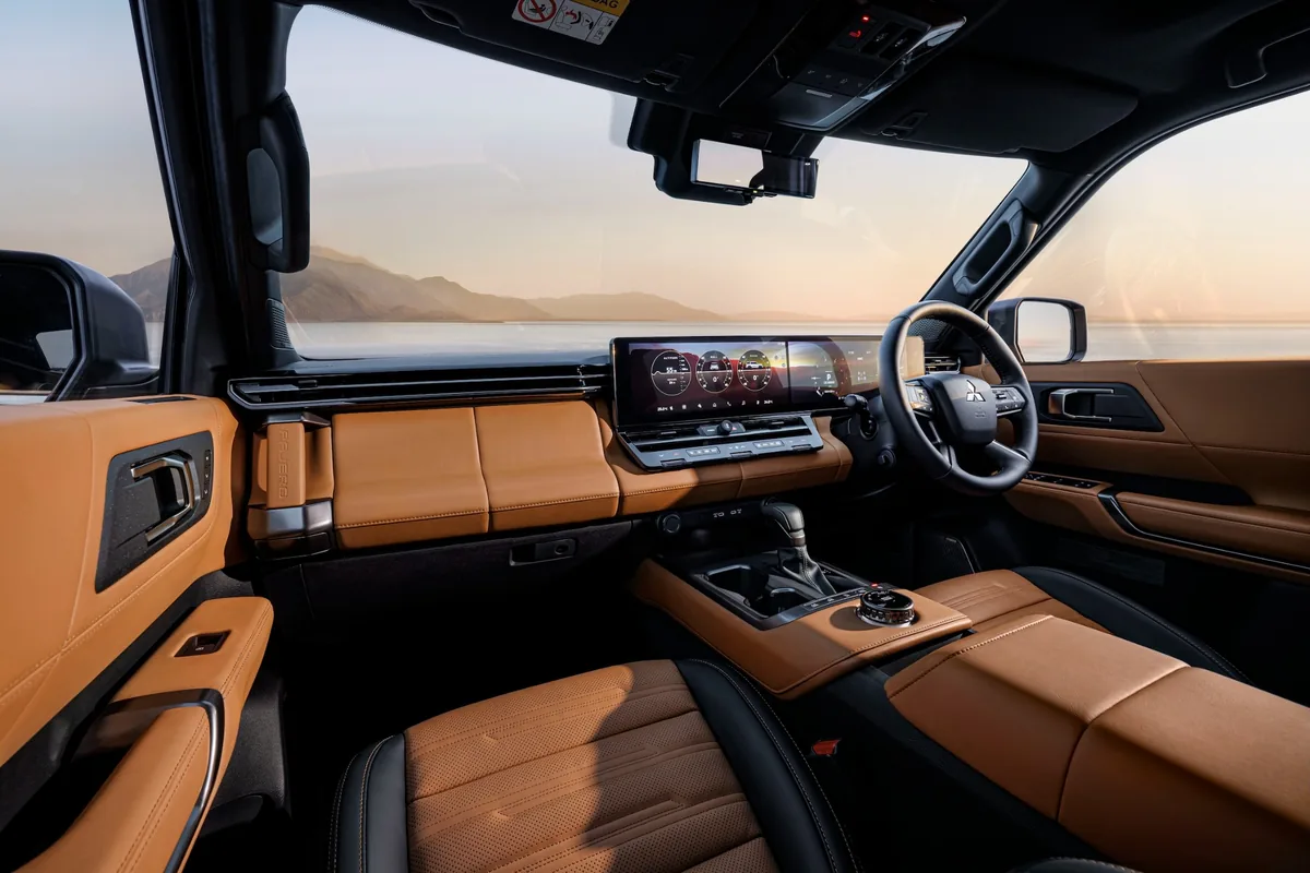 ห้องโดยสารด้านหน้า Mitsubishi Pajero ใหม่ ห้องโดยสารด้านหน้าของ มิตซูบิชิ ปาเจโร ใหม่ พร้อมพวงมาลัยขวาและจอแสดงผลแนวยาว