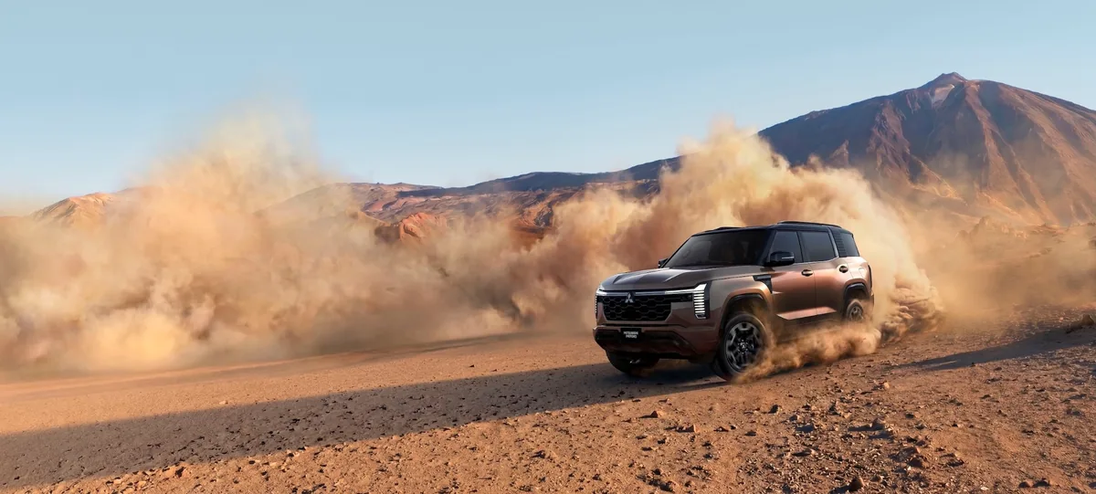 Mitsubishi Pajero ใหม่ ขณะขับออฟโรด มิตซูบิชิ ปาเจโร ใหม่ ขณะขับบนเส้นทางฝุ่น
