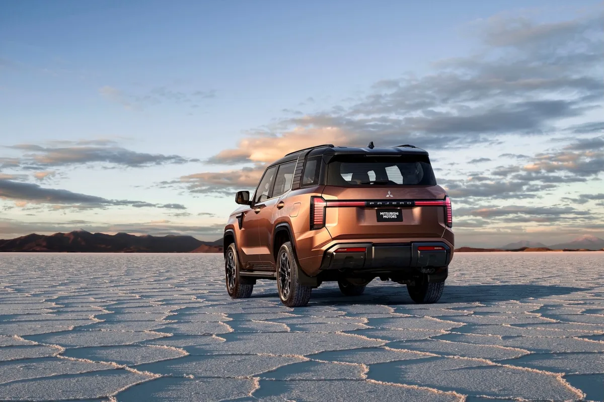 Mitsubishi Pajero ใหม่ มุมท้าย 3/4 มิตซูบิชิ ปาเจโร ใหม่ มุมท้าย 3/4 จอดบนพื้นผิวกลางแจ้ง
