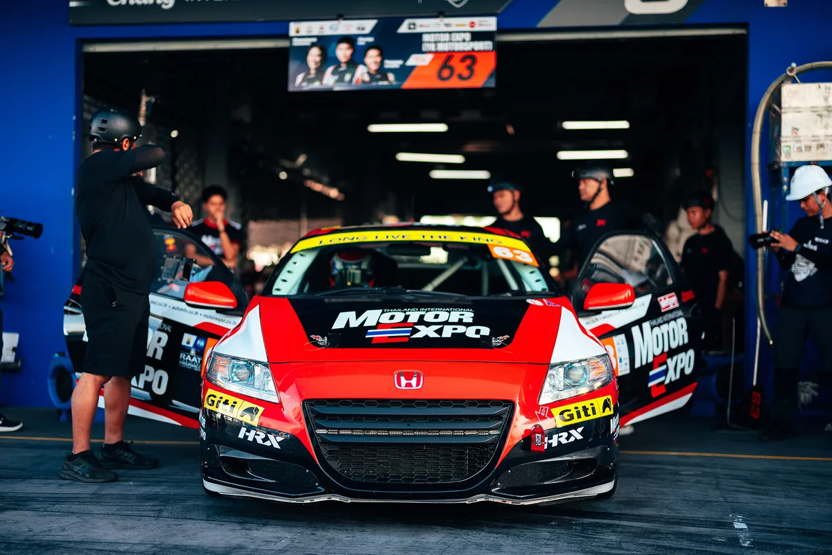 HONDA CR-Z หมายเลข 63 ในพิท Motor Expo Racing Team HONDA CR-Z หมายเลข 63 ของ Motor Expo Racing Team จอดอยู่บริเวณพิทระหว่างการแข่งขัน