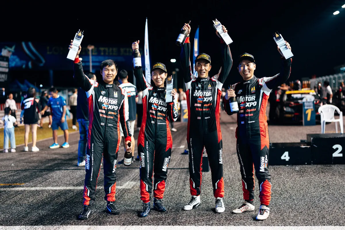 นักแข่ง Motor Expo Racing Team ฉลองผลงาน RAAT 2026 นักแข่ง Motor Expo Racing Team 4 คนถือถ้วยรางวัลหลังการแข่งขัน RAAT Thailand Endurance Championship 2026