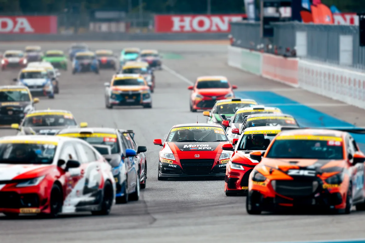 HONDA CR-Z หมายเลข 63 ในการแข่งขัน RAAT 2026 HONDA CR-Z หมายเลข 63 ของ Motor Expo Racing Team ขณะลงแข่งขันท่ามกลางรถหลายคันในศึก RAAT 2026
