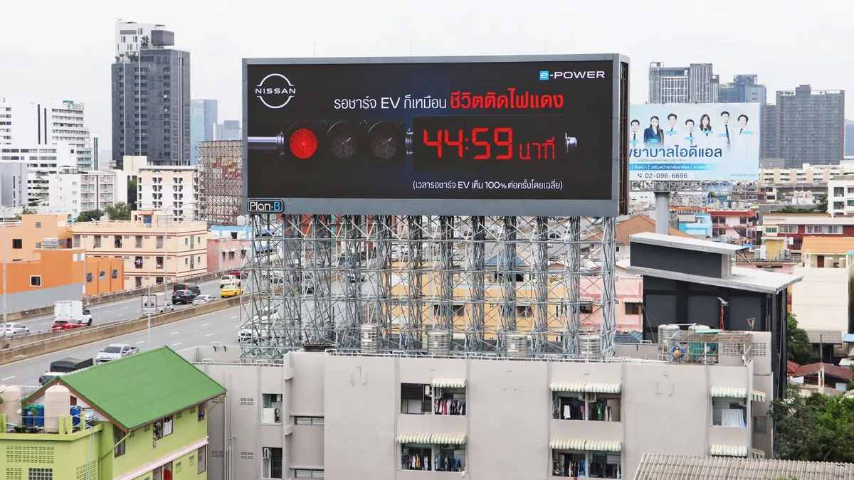 บิลบอร์ด Nissan e-POWER 44:59 นาที บิลบอร์ดนิสสัน e-POWER พร้อมตัวเลข 44:59 นาที ในแคมเปญ Every Minute Matters