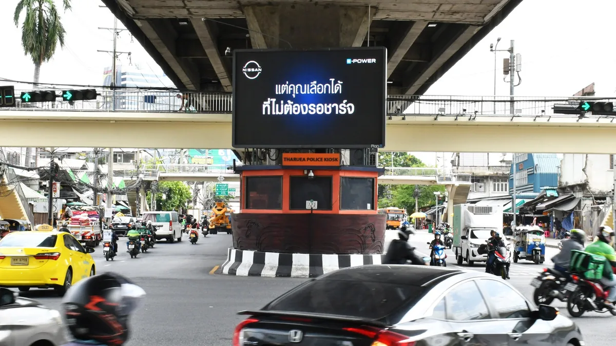 สื่อ DOOH Nissan e-POWER บริเวณแยกจราจร สื่อ DOOH ของนิสสัน e-POWER บริเวณแยกจราจร สื่อสารแนวคิดไม่ต้องรอชาร์จ