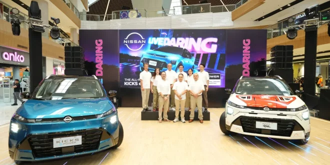 Nissan Kicks e-POWER สองคันพร้อมผู้ร่วมงานในกิจกรรมเปิดตัวที่ประเทศฟิลิปปินส์