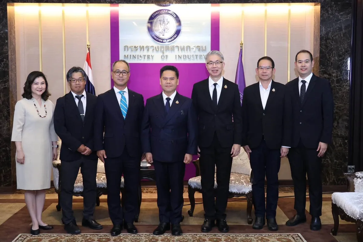 นิสสันหารือกระทรวงอุตสาหกรรมและถ่ายภาพร่วมกัน คณะผู้บริหารนิสสันและผู้แทนกระทรวงอุตสาหกรรมถ่ายภาพร่วมกันระหว่างการหารือทิศทางอุตสาหกรรมยานยนต์ไทย