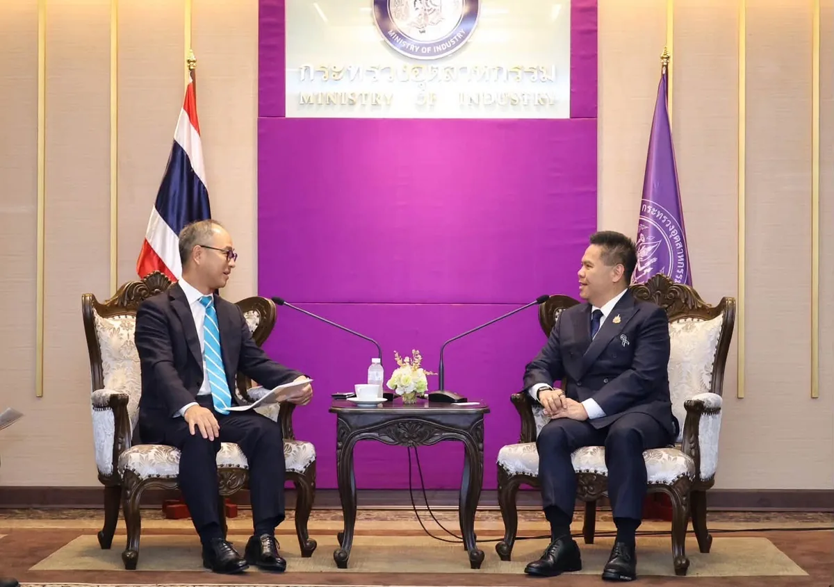 นิสสันหารือทิศทางอุตสาหกรรมยานยนต์ไทย ผู้แทนนิสสันและกระทรวงอุตสาหกรรมนั่งหารือเกี่ยวกับทิศทางอุตสาหกรรมยานยนต์ไทย