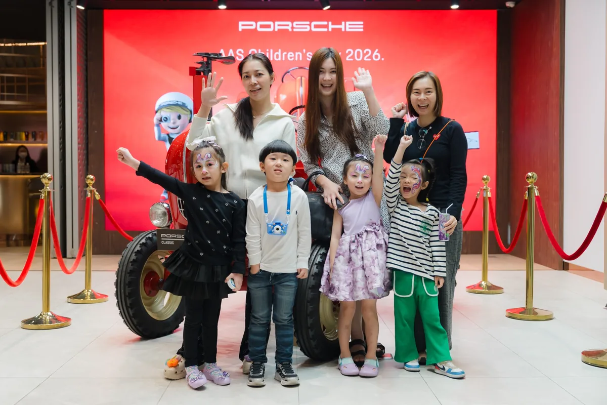 AAS Children’s Day 2026 ผู้ร่วมกิจกรรมครอบครัวและเด็กถ่ายภาพภายในงาน AAS Children’s Day 2026 ของปอร์เช่ เอเอเอสฯ