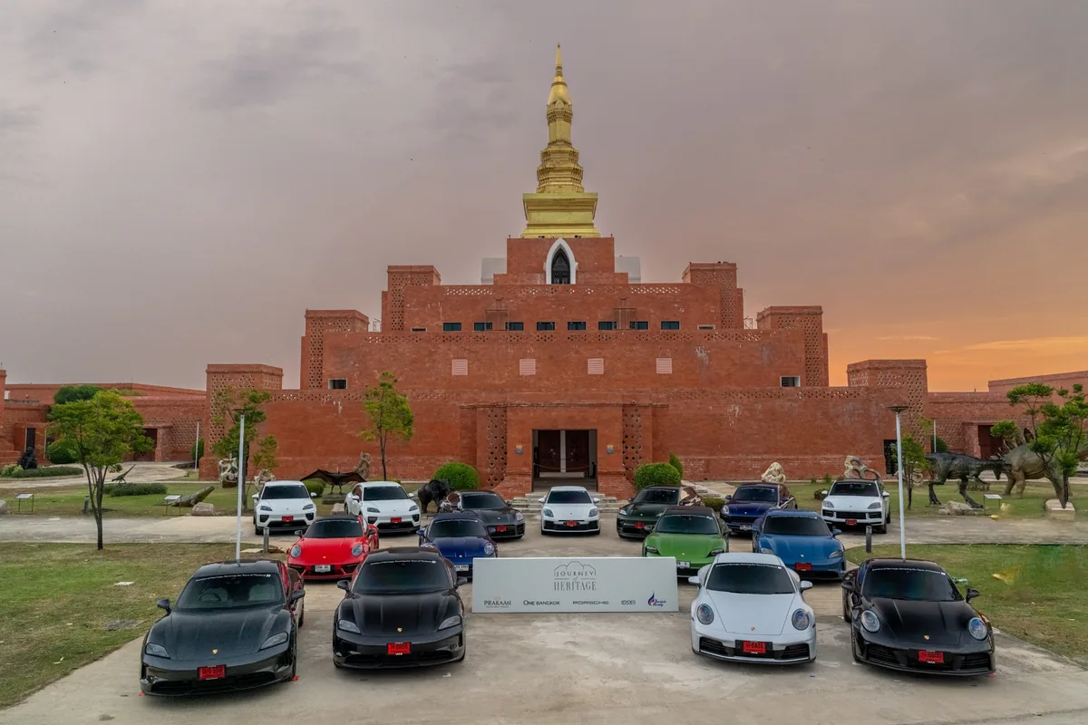 กิจกรรม Journey of Heritage ของ Porsche AAS รถปอร์เช่หลายคันจอดเรียงหน้าสถานที่จัดกิจกรรม Journey of Heritage ของปอร์เช่ เอเอเอสฯ