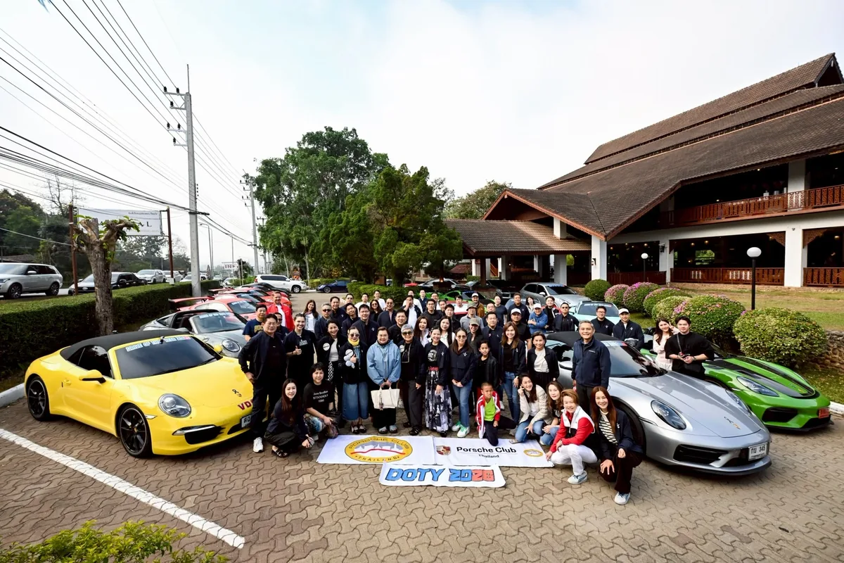 กิจกรรม Porsche Club Thailand ผู้เข้าร่วมกิจกรรม Porsche Club Thailand ถ่ายภาพหมู่ร่วมกับรถปอร์เช่หลายคัน