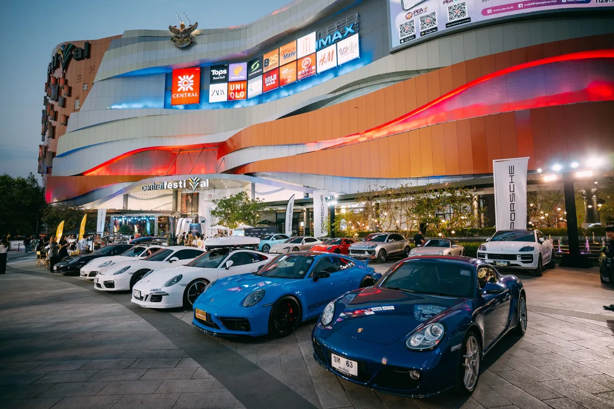 กิจกรรม Roadshow ของ Porsche AAS รถปอร์เช่หลายคันจัดแสดงในกิจกรรมของปอร์เช่ เอเอเอสฯ บริเวณศูนย์การค้าในช่วงกลางคืน