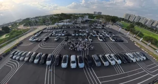 มุมสูงของการรวมตัวรถ Porsche Cayenne และผู้เข้าร่วมงาน Haus of Porsche: Cayenne Edition