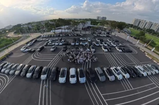 มุมสูงของการรวมตัวรถ Porsche Cayenne และผู้เข้าร่วมงาน Haus of Porsche: Cayenne Edition