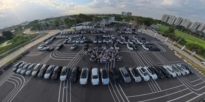 มุมสูงของการรวมตัวรถ Porsche Cayenne และผู้เข้าร่วมงาน Haus of Porsche: Cayenne Edition