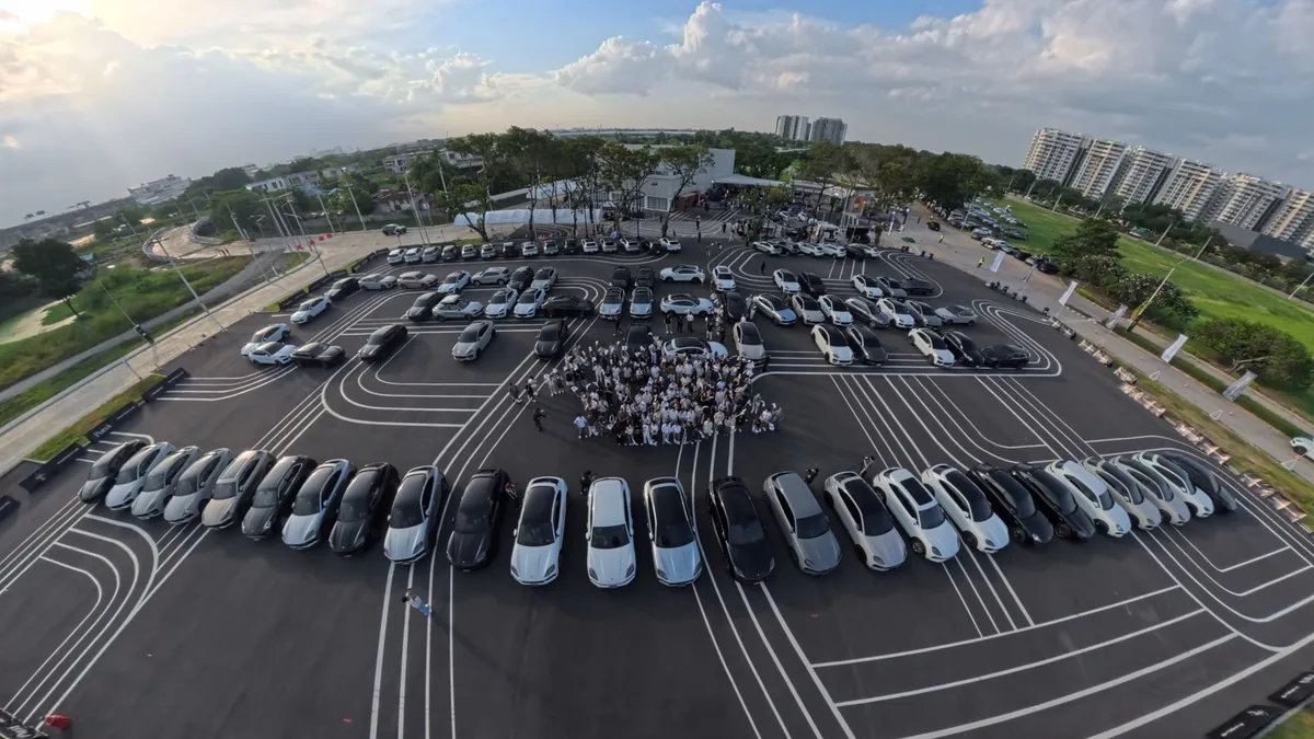 ภาพมุมสูงการรวมตัว Porsche Cayenne มุมสูงของการรวมตัวรถ Porsche Cayenne และผู้เข้าร่วมงาน Haus of Porsche: Cayenne Edition