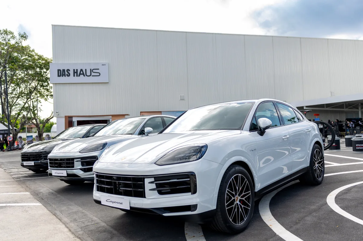 Porsche Cayenne ที่ Das Haus BKK Porsche Cayenne หลายคันจัดแสดงด้านหน้า Das Haus BKK ภายในงาน Haus of Porsche: Cayenne Edition
