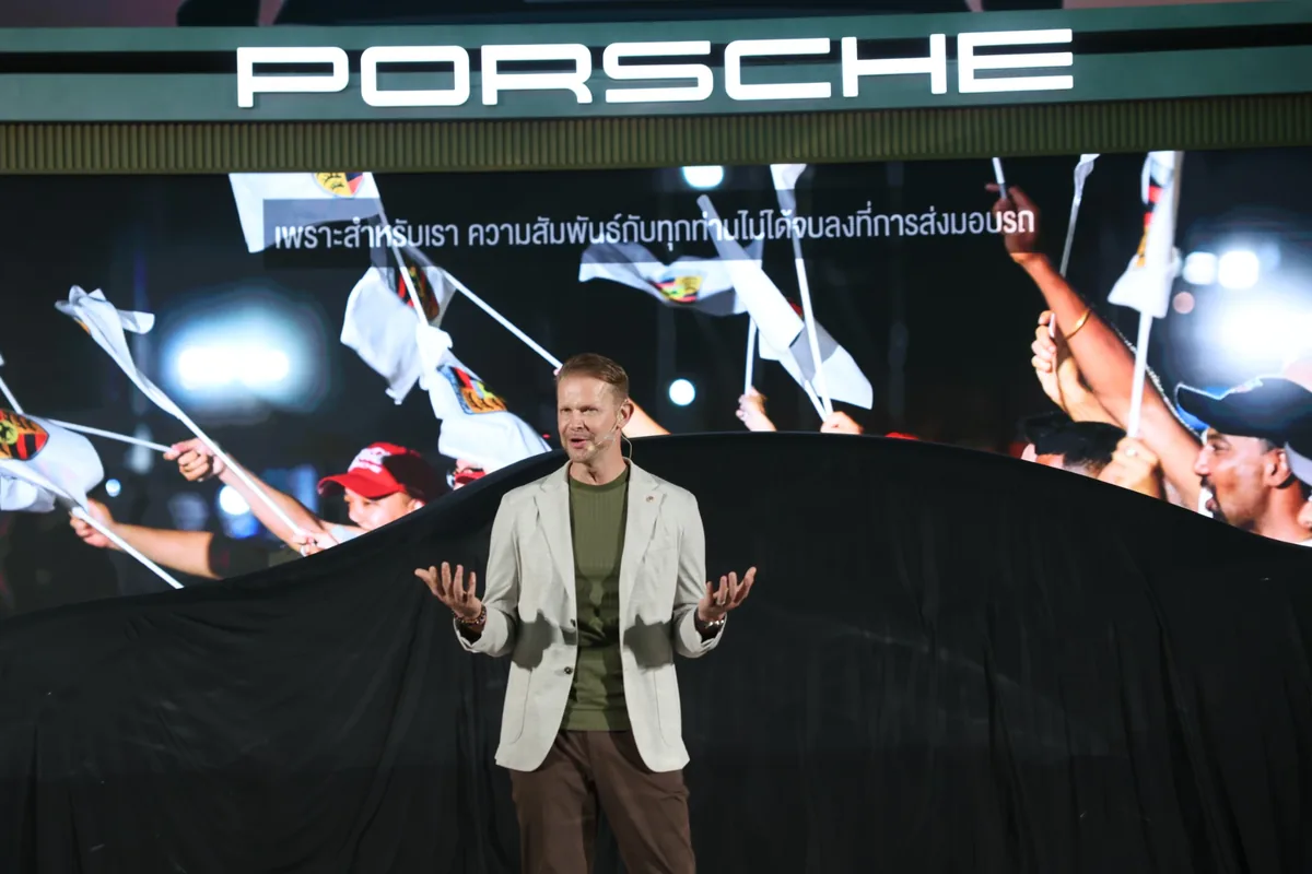 เวทีเปิดตัวในงาน Haus of Porsche: Cayenne Edition บรรยากาศบนเวที Porsche ภายในงาน Haus of Porsche: Cayenne Edition ระหว่างช่วงเปิดตัวรถที่คลุมผ้า