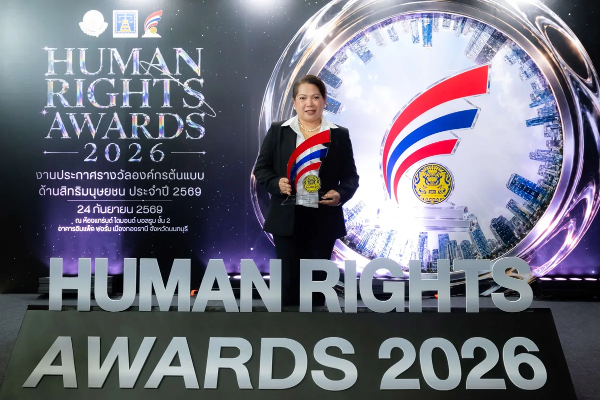 Human Rights Awards 2026 บุคคลถือรางวัลหน้าเวที Human Rights Awards 2026 ในงานประกาศรางวัลองค์กรต้นแบบด้านสิทธิมนุษยชน