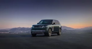 Range Rover Electric มุมหน้าสามส่วนบนฉากภูเขายามเย็น