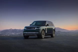 Range Rover Electric มุมหน้าสามส่วนบนฉากภูเขายามเย็น