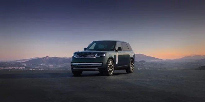 Range Rover Electric มุมหน้าสามส่วนบนฉากภูเขายามเย็น