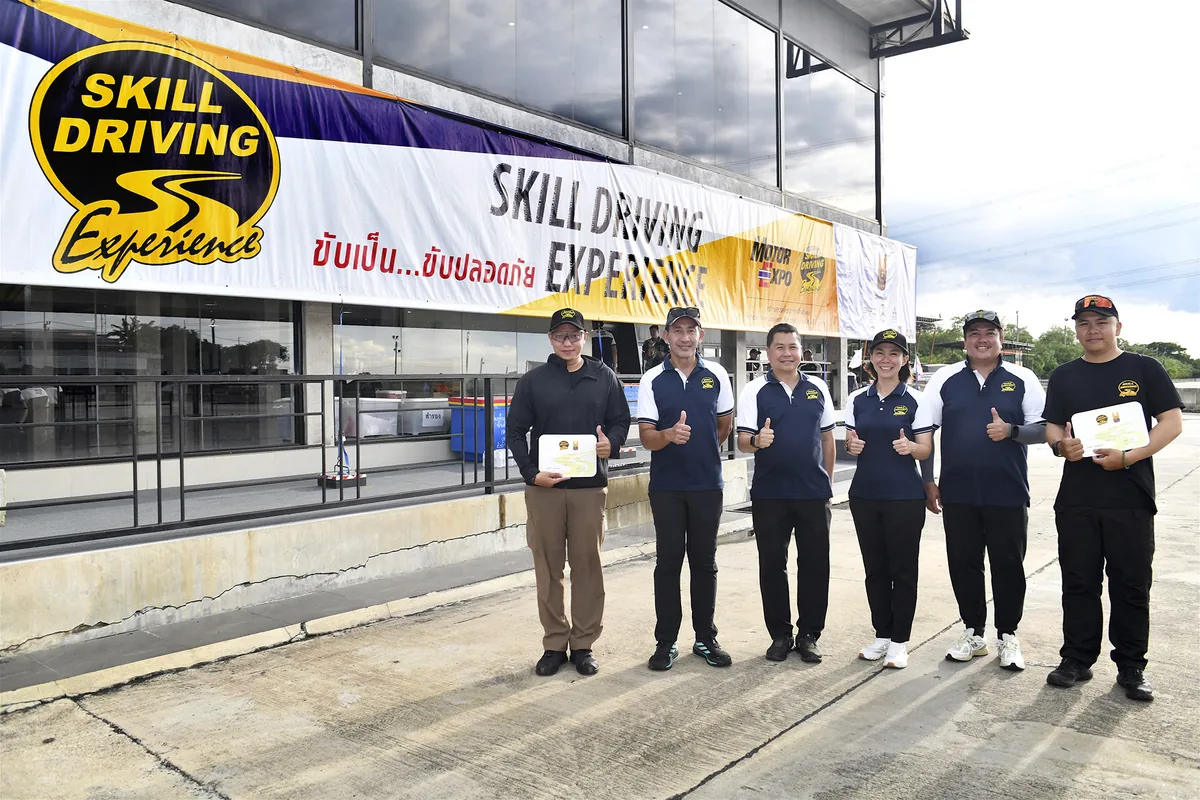 ภาพกลุ่มกิจกรรม Skill Driving Experience ผู้เข้าร่วมกิจกรรมยืนถ่ายภาพร่วมกันหน้าป้าย Skill Driving Experience