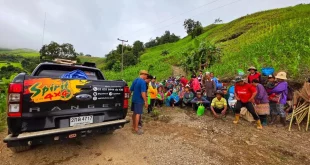 รถกระบะ Ford Ranger ของ SPIRIT 4x4 จอดข้างกลุ่มชาวบ้านระหว่างกิจกรรมช่วยเหลือผู้ได้รับผลกระทบจากน้ำท่วม