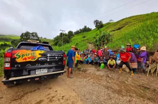รถกระบะ Ford Ranger ของ SPIRIT 4x4 จอดข้างกลุ่มชาวบ้านระหว่างกิจกรรมช่วยเหลือผู้ได้รับผลกระทบจากน้ำท่วม
