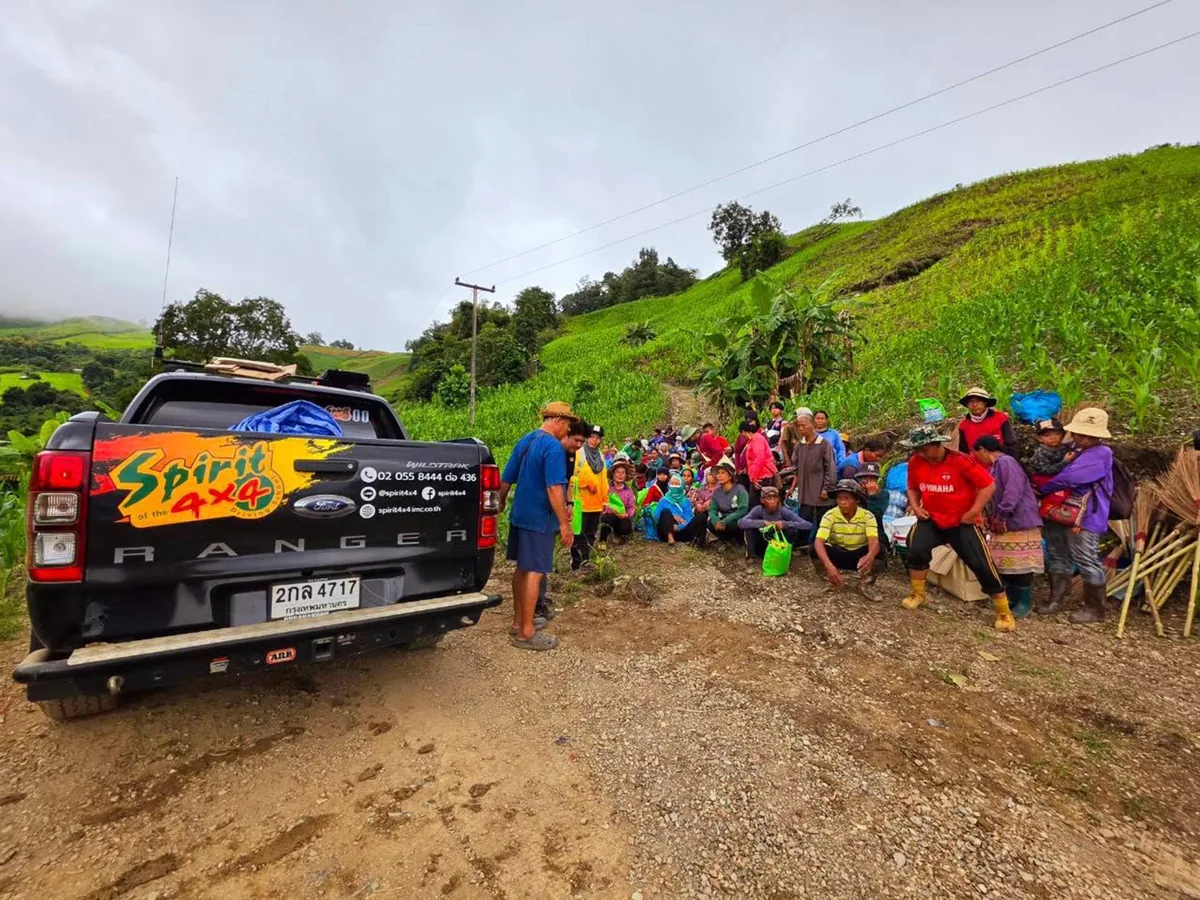 SPIRIT 4x4 ช่วยน้ำท่วมกับ Ford Ranger รถกระบะ Ford Ranger ของ SPIRIT 4x4 จอดข้างกลุ่มชาวบ้านระหว่างกิจกรรมช่วยเหลือผู้ได้รับผลกระทบจากน้ำท่วม