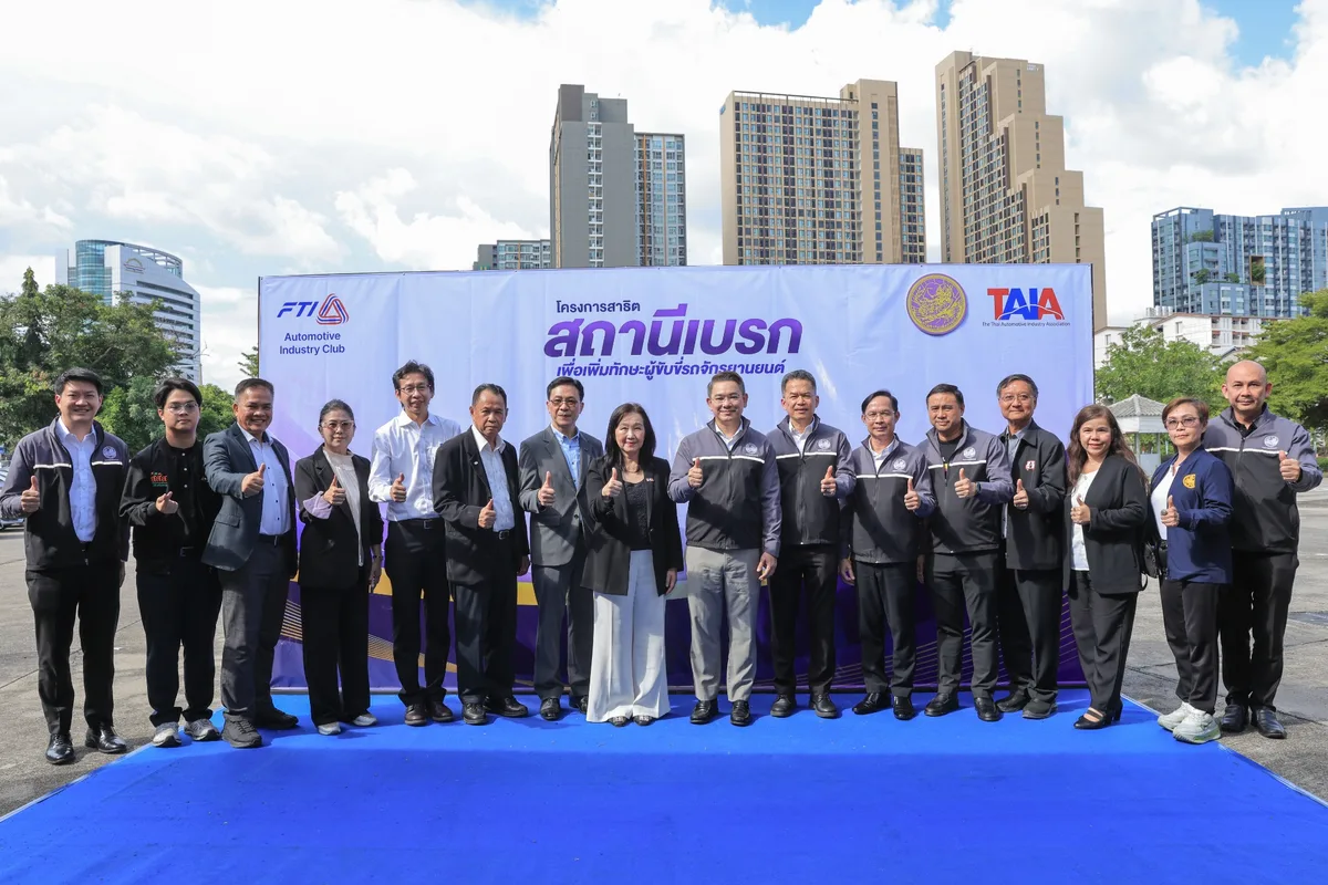ภาพหมู่หน้าแบ็กดรอปโครงการสถานีเบรก ผู้บริหารและผู้ร่วมงานถ่ายภาพหมู่หน้าแบ็กดรอปโครงการสาธิตสถานีเบรก