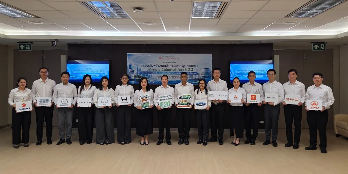 กลุ่มผู้แทนอุตสาหกรรมยานยนต์ในงาน E20 ผู้แทนภาครัฐและภาคอุตสาหกรรมยานยนต์ร่วมถ่ายภาพในงานแถลงข่าวเกี่ยวกับการใช้น้ำมัน E20 พร้อมป้ายโลโก้แบรนด์รถยนต์