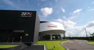 อาคาร TOPAZ และ TP1 Reignwood Park มองจากภายนอก พร้อมป้ายแบรนด์บนตัวอาคาร