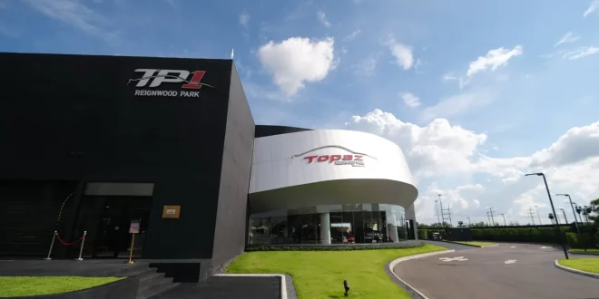 อาคาร TOPAZ และ TP1 Reignwood Park มองจากภายนอก พร้อมป้ายแบรนด์บนตัวอาคาร