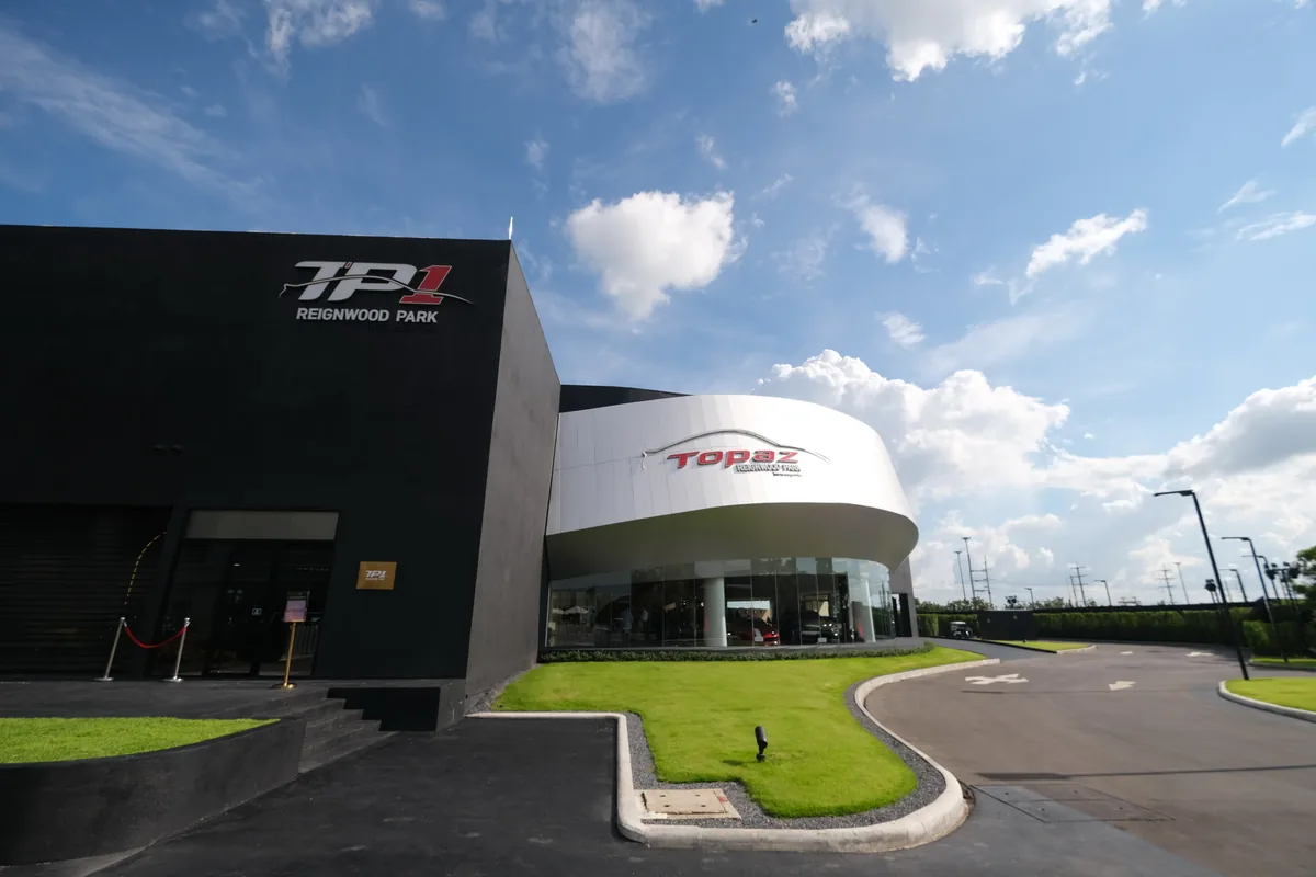 อาคาร TOPAZ และ TP1 Reignwood Park อาคาร TOPAZ และ TP1 Reignwood Park มองจากภายนอก พร้อมป้ายแบรนด์บนตัวอาคาร